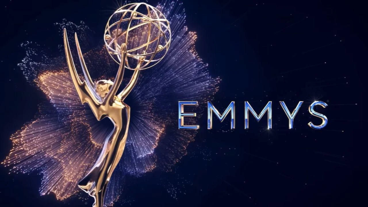 Statuette dorée et logo des Emmy Awards sur fond bleu nuit