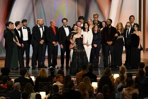 L’équipe de Widow’s Bay réunie sur scène aux Emmy Awards 2026